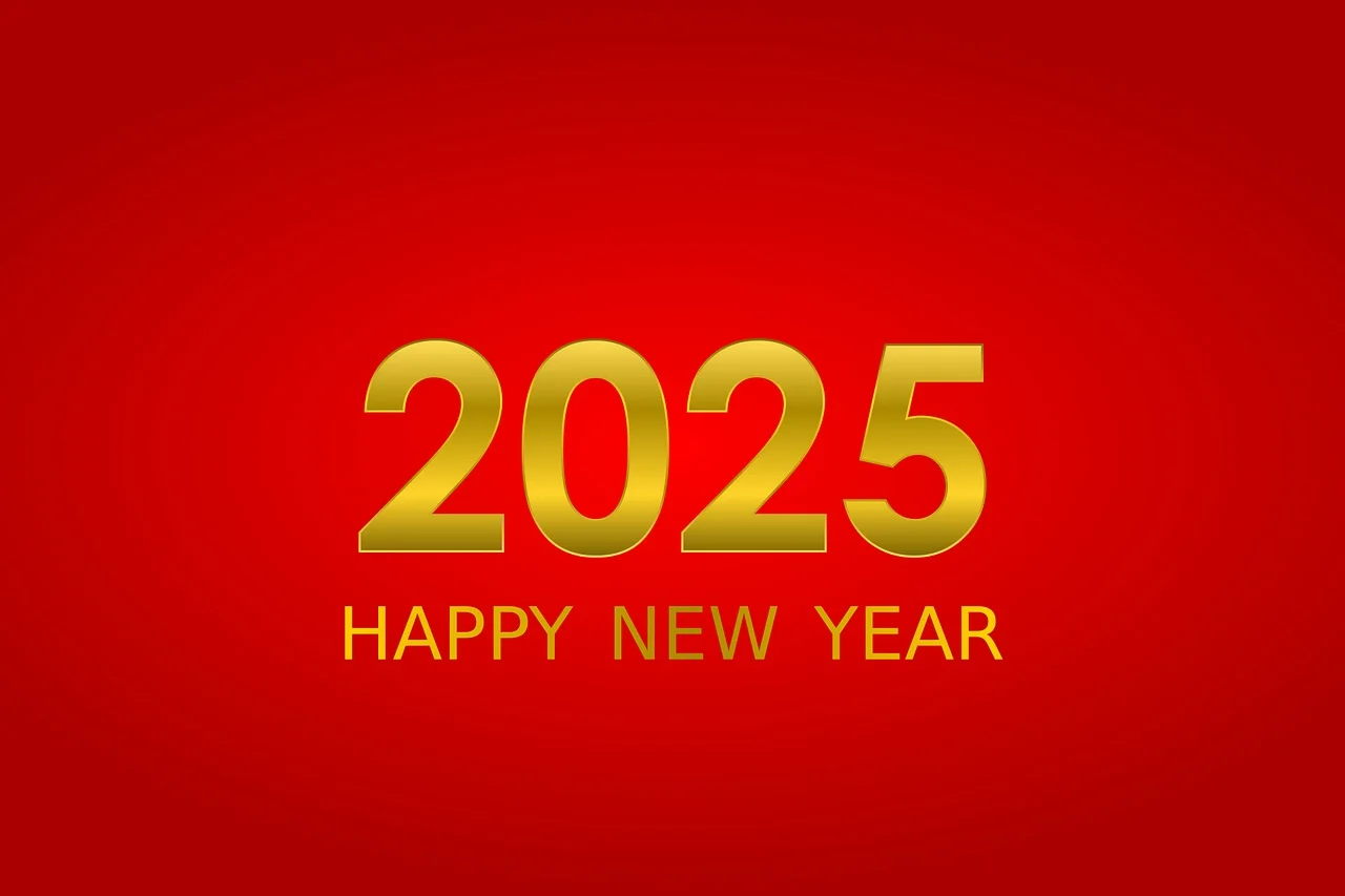 Czerwona kartka ze złotym napisem 2025 rok